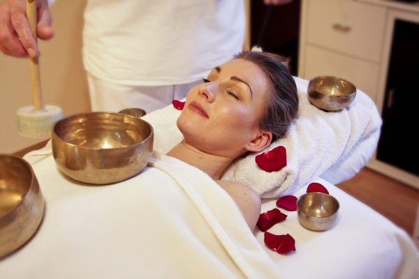 klangmassage-med-tibetanska-skålar